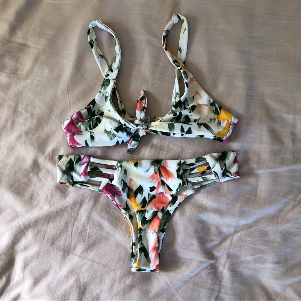 Lei Stand Hana Playa Bikini Set